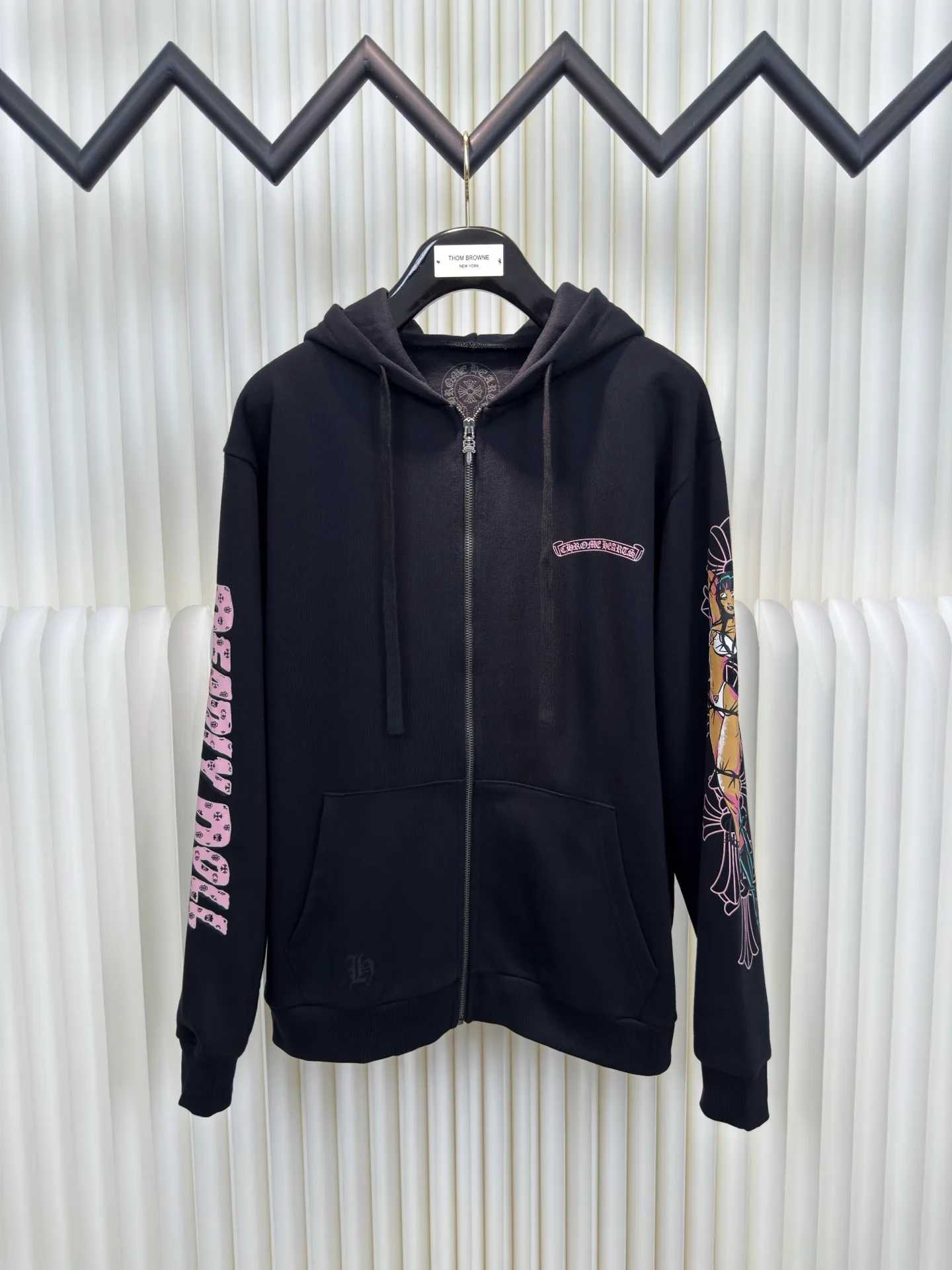 P490 Chrome Heart Doll co-branded zipper hoodie (the most valuable zipper jacket in the secondary market). The fabric is made of 420g thin velvet coarse fish scale fabric. The printing is based on the original version and is printed with handmade glue. The finished product is brushed and washed to shape. It feels excellent. Real antique silver chain head (key point: the zipper puller is sprayed with silver to make it old). Size S M L